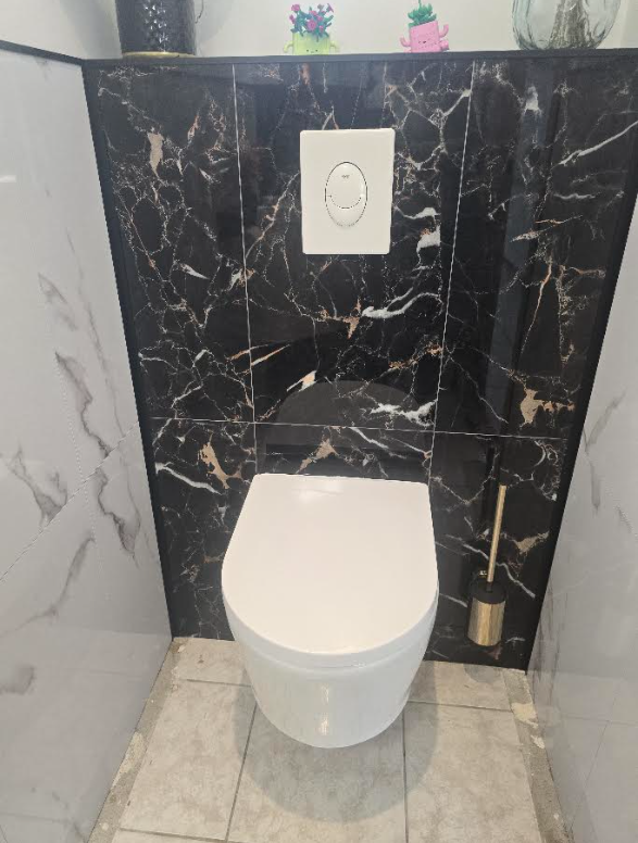 WC suspendu avec habillage effet marbre noir réalisé par AS RENOV à Olonne sur Mer