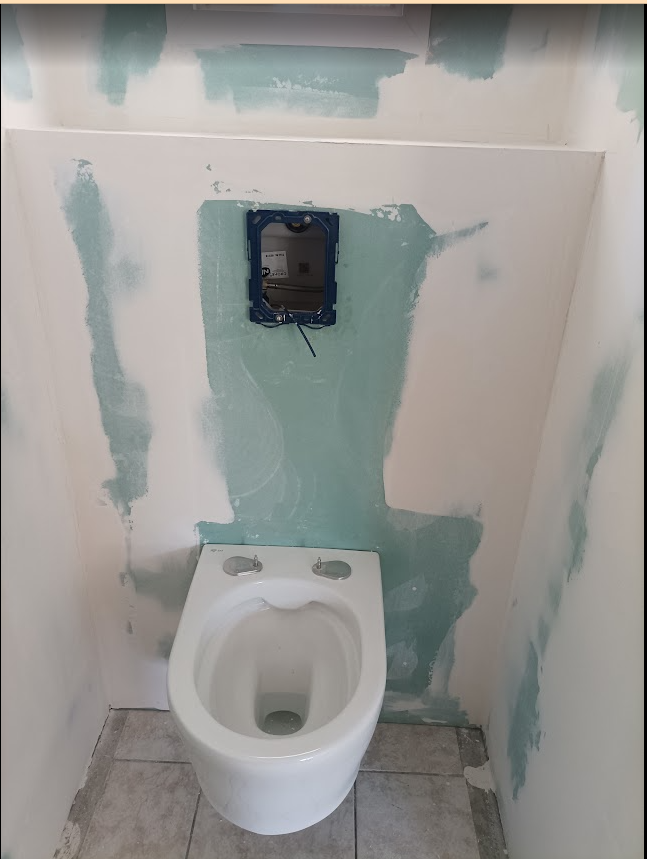 Avant — Habillage d’un WC suspendu avec revêtement effet marbre noir à Olonne sur Mer
