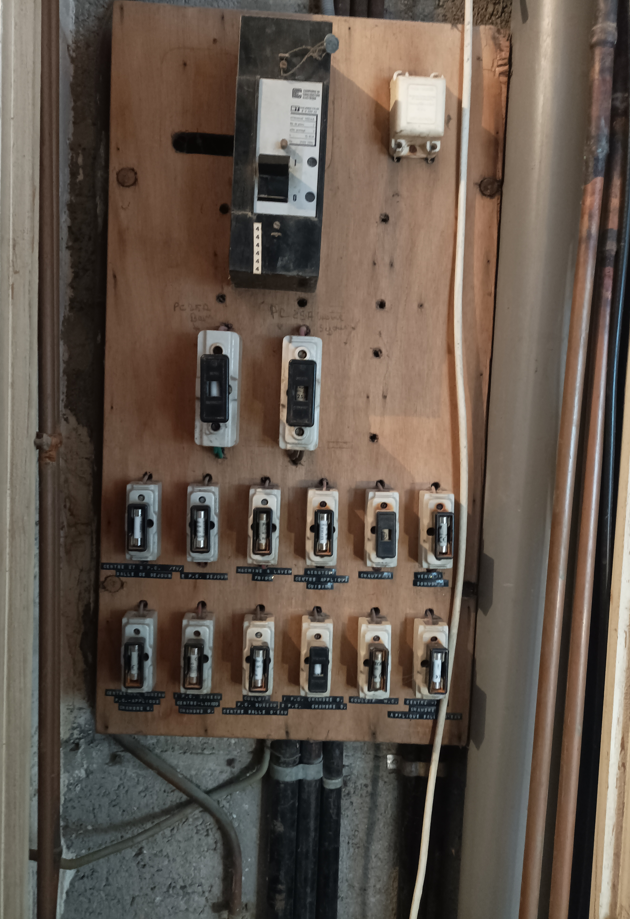 Avant — Remplacement d’un tableau électrique à Bretignolles-sur-Mer