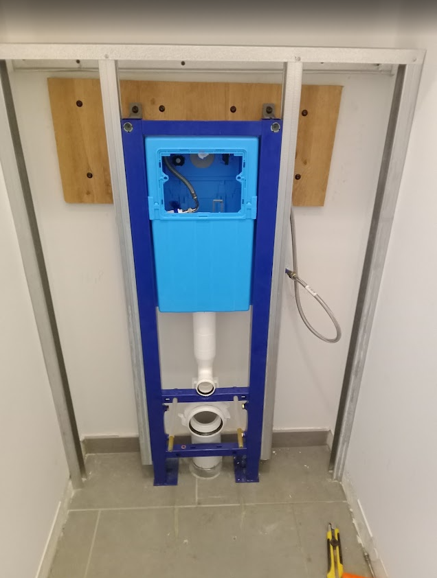 Avant — Installation d’un WC suspendu à Brem-sur-Mer