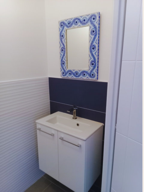 Installation complète de meuble vasque par un artisan qualifié. AS RENOV réalise la pose de meubles simple vasque, les raccordements de plomberie, l’installation de miroirs et l’ensemble des équipements sanitaires en Vendée.
