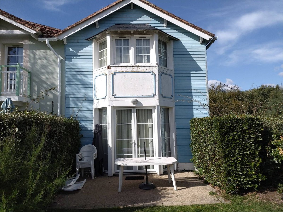 Rénovation d’une façade en bois au Golf de Talmont — Talmont-Saint-Hilaire