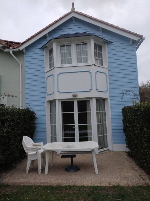Rénovation d’une façade en bois peinte en bleu au Golf de Talmont